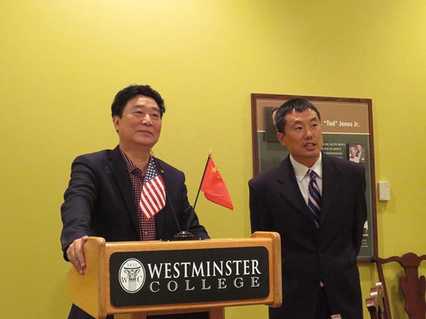 陳云庭先生在美國密蘇里州講臺上發(fā)表演講
